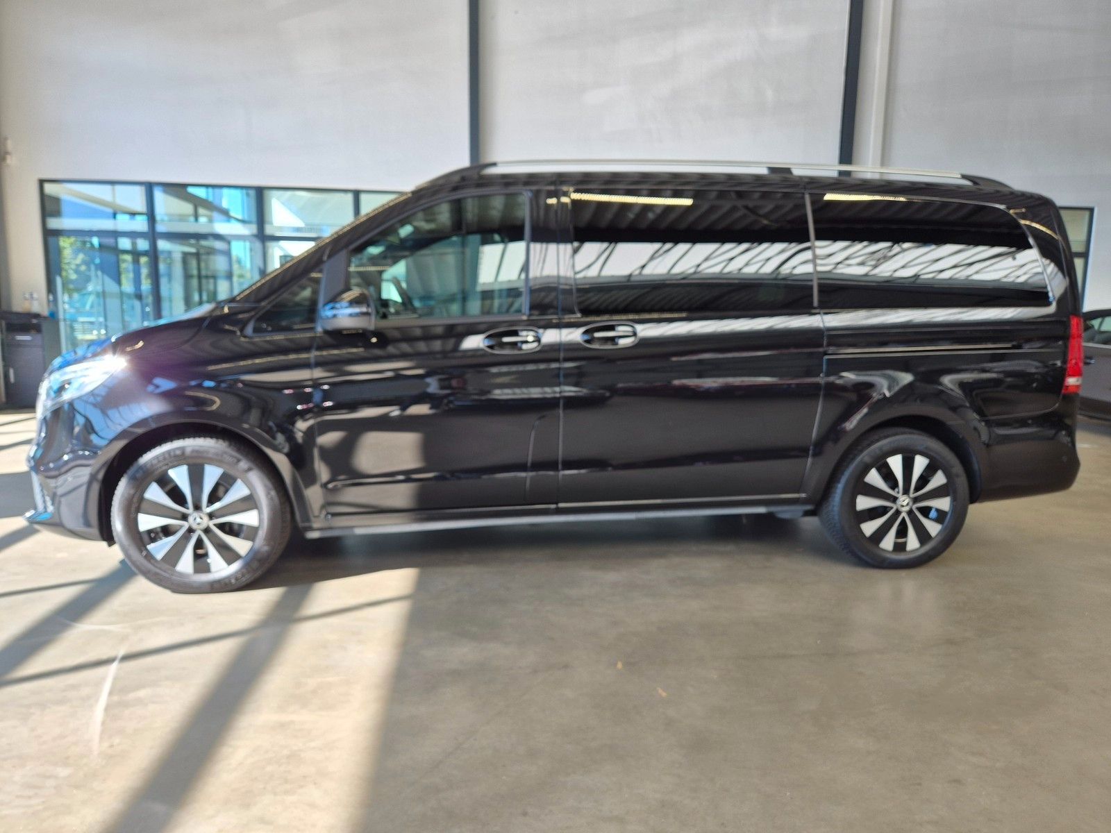 Mercedes-Benz V 250 2022 г. Чёрный, пробег 24000 км