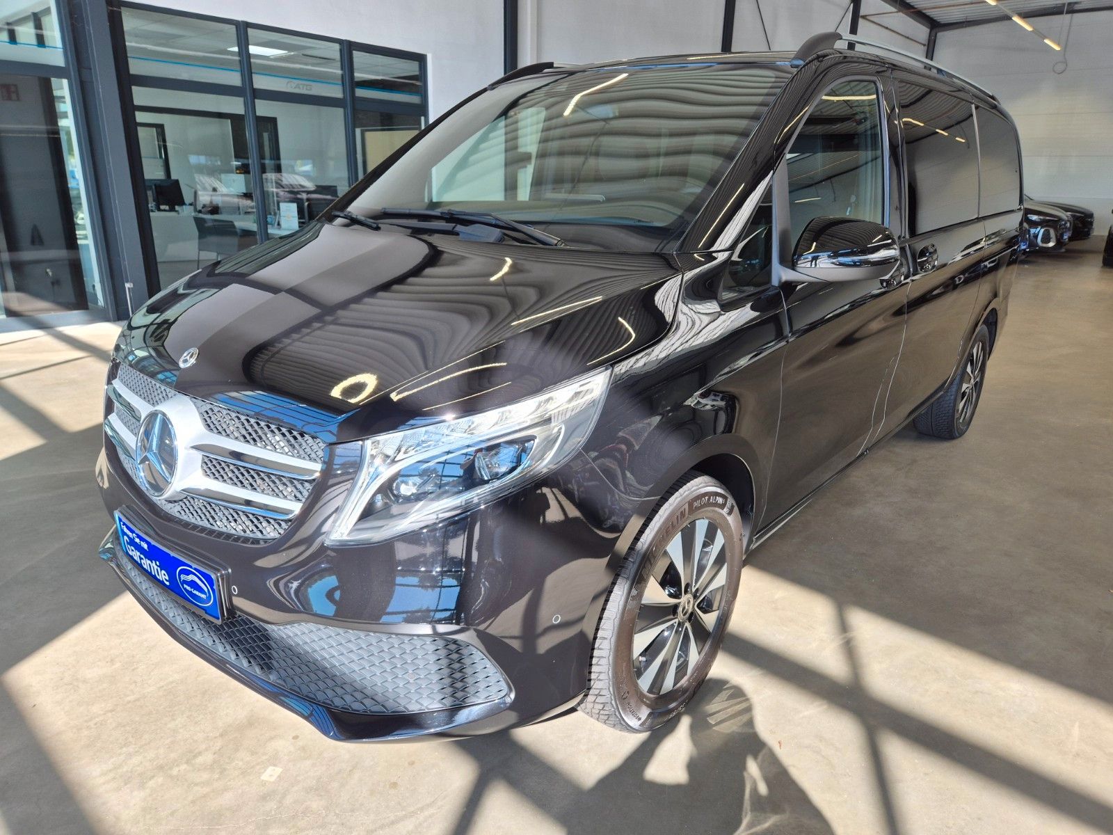 Mercedes-Benz V 250 2022 г. Чёрный, пробег 24000 км