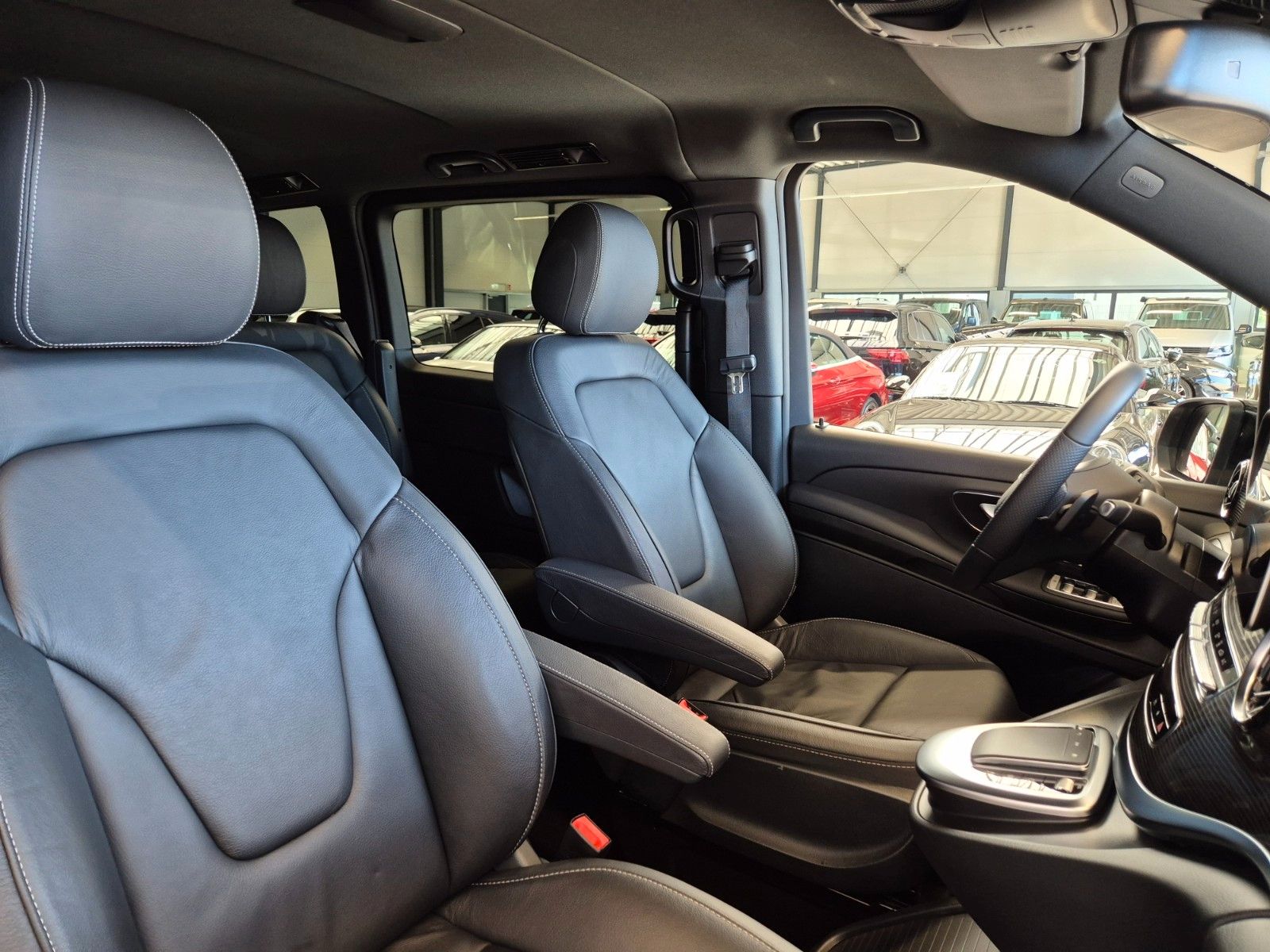 Mercedes-Benz V 250 2022 г. Чёрный, пробег 24000 км