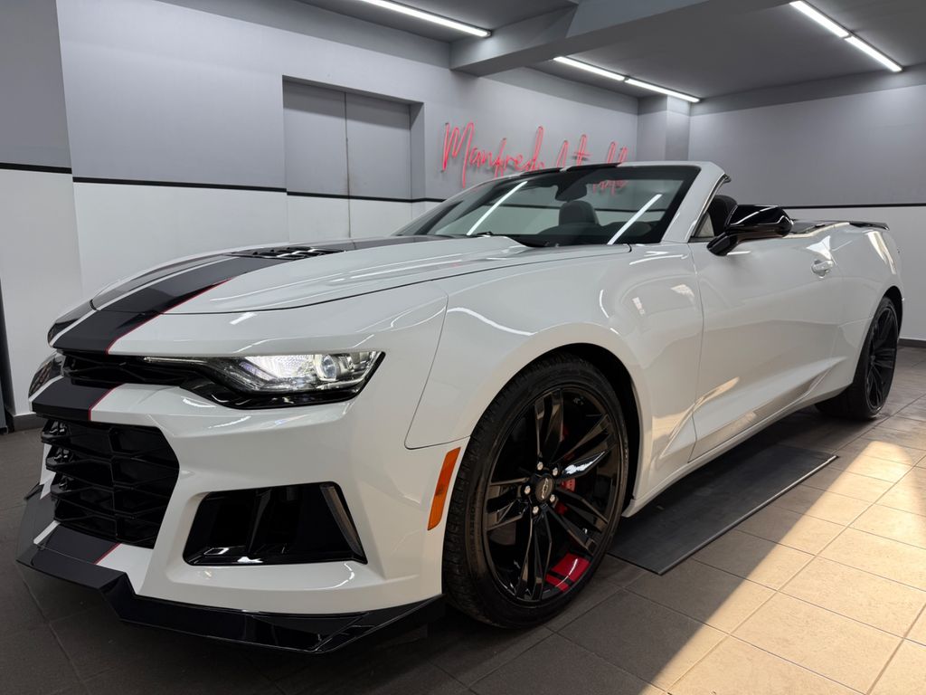 Chevrolet Camaro 2023 г. Белый, пробег 45999 км