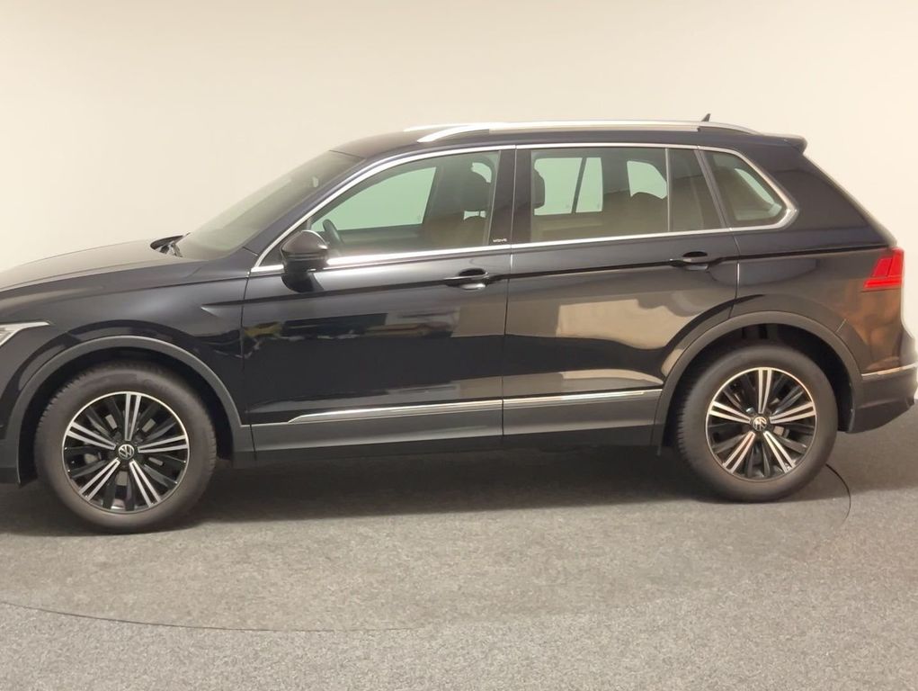 Volkswagen Tiguan 2023 г. Чёрный, пробег 35207 км