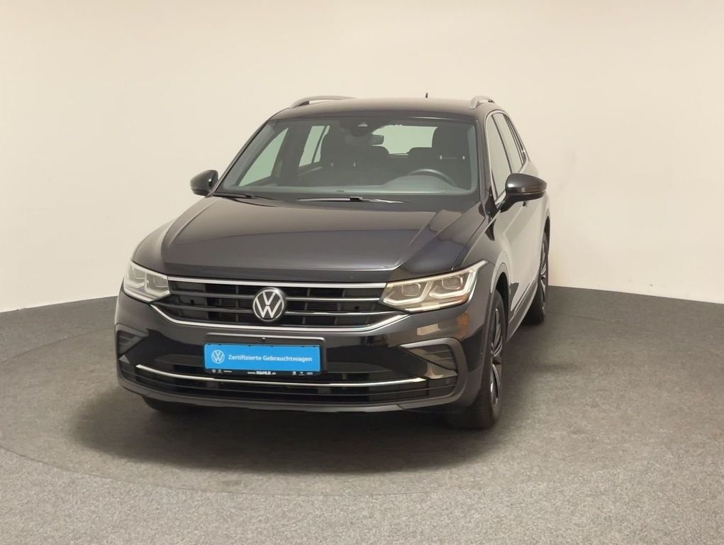 Volkswagen Tiguan 2023 г. Чёрный, пробег 35207 км