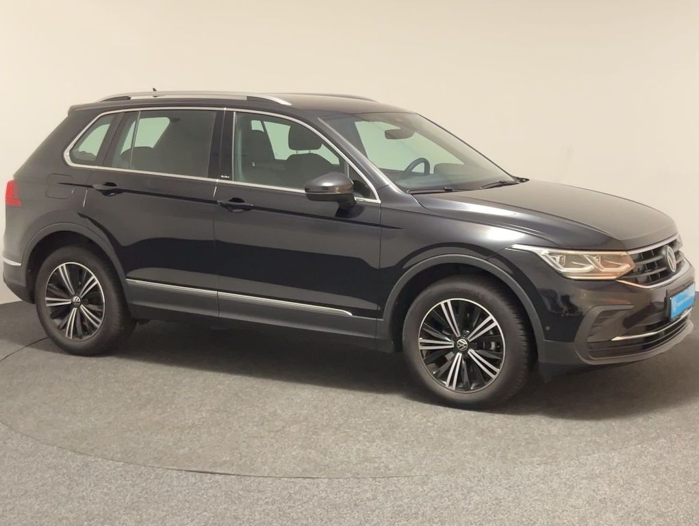 Volkswagen Tiguan 2023 г. Чёрный, пробег 35207 км