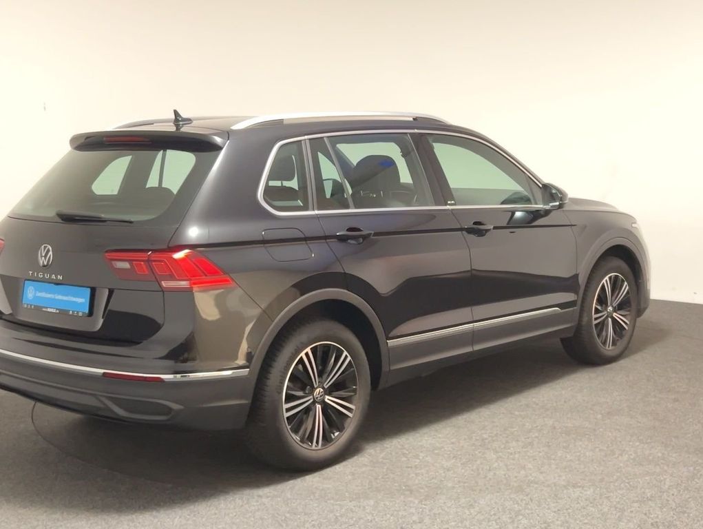 Volkswagen Tiguan 2023 г. Чёрный, пробег 35207 км