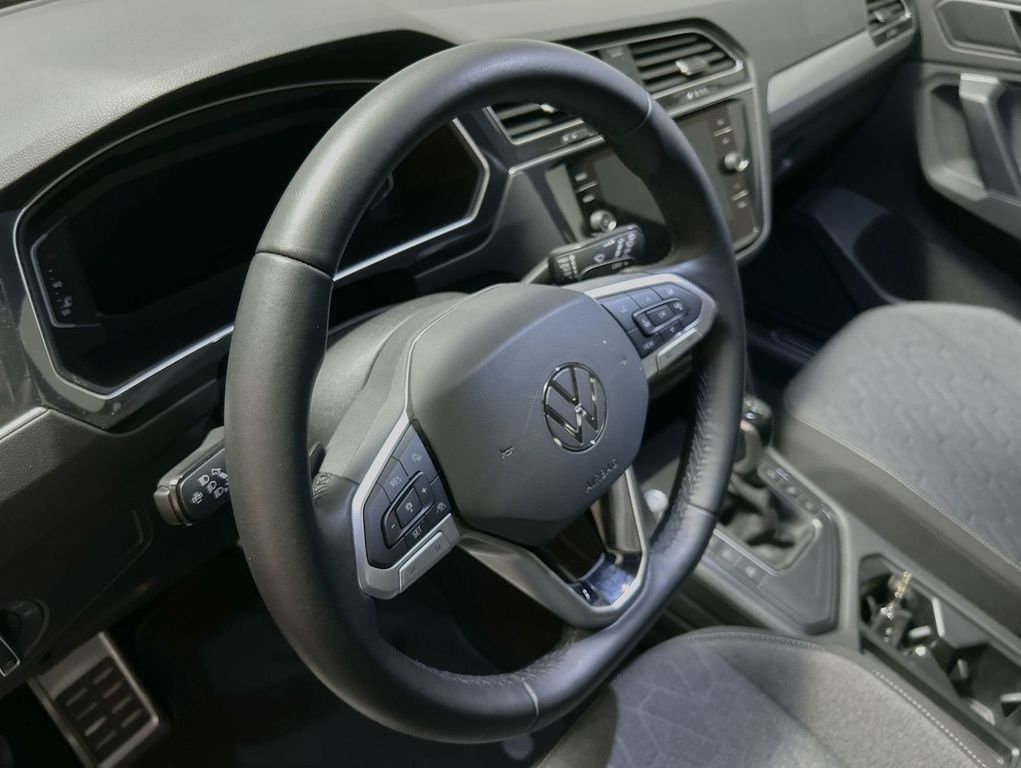 Volkswagen Tiguan 2023 г. Чёрный, пробег 35207 км