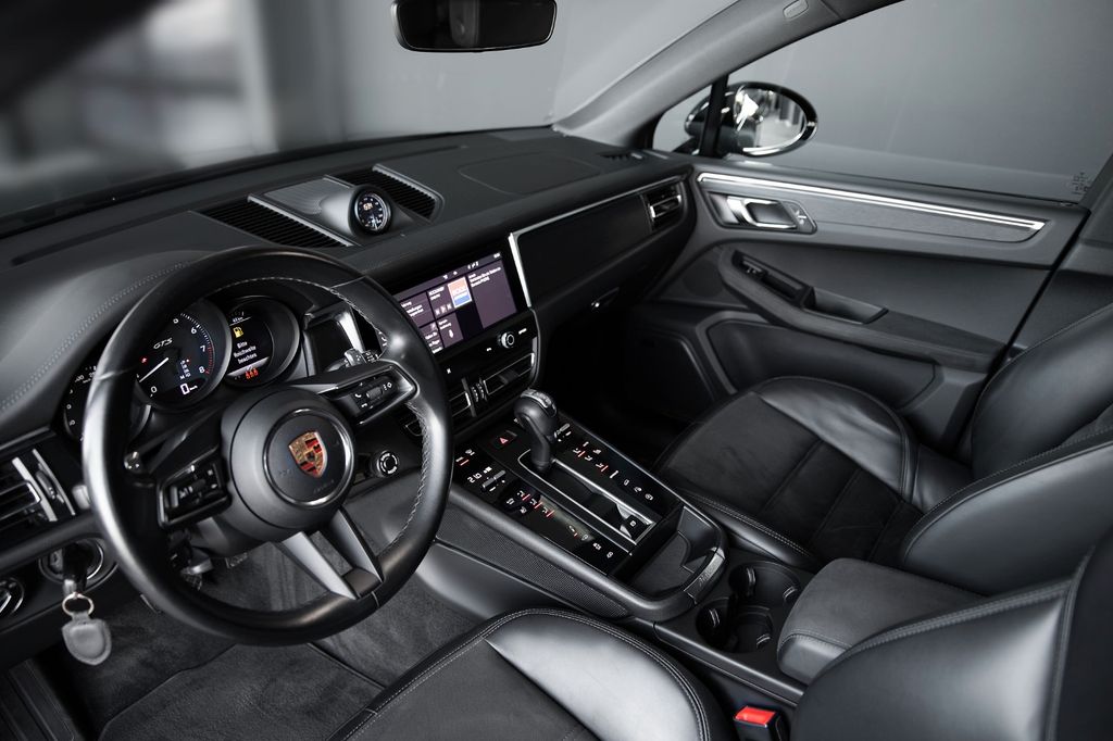 Porsche Macan 2023 г. Чёрный, пробег 59600 км