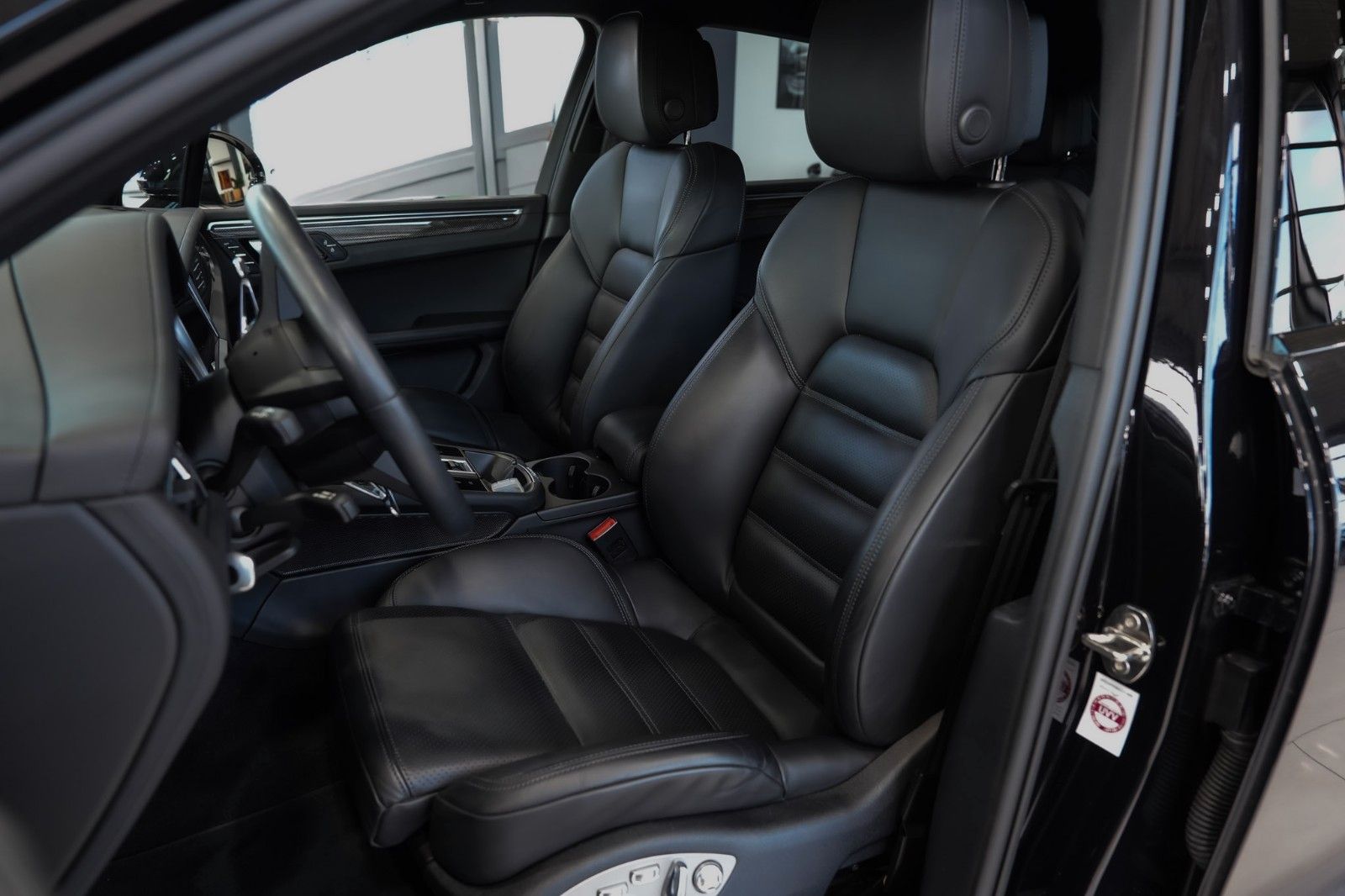 Porsche Macan 2022 г. Чёрный, пробег 53505 км
