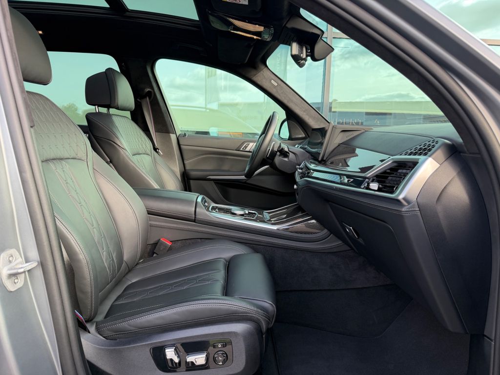BMW X7 2025 г. Серый, пробег 34122 км