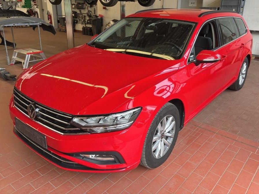 Volkswagen Passat 2024 г. Красный, пробег 44103 км