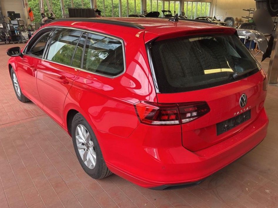 Volkswagen Passat 2024 г. Красный, пробег 44103 км