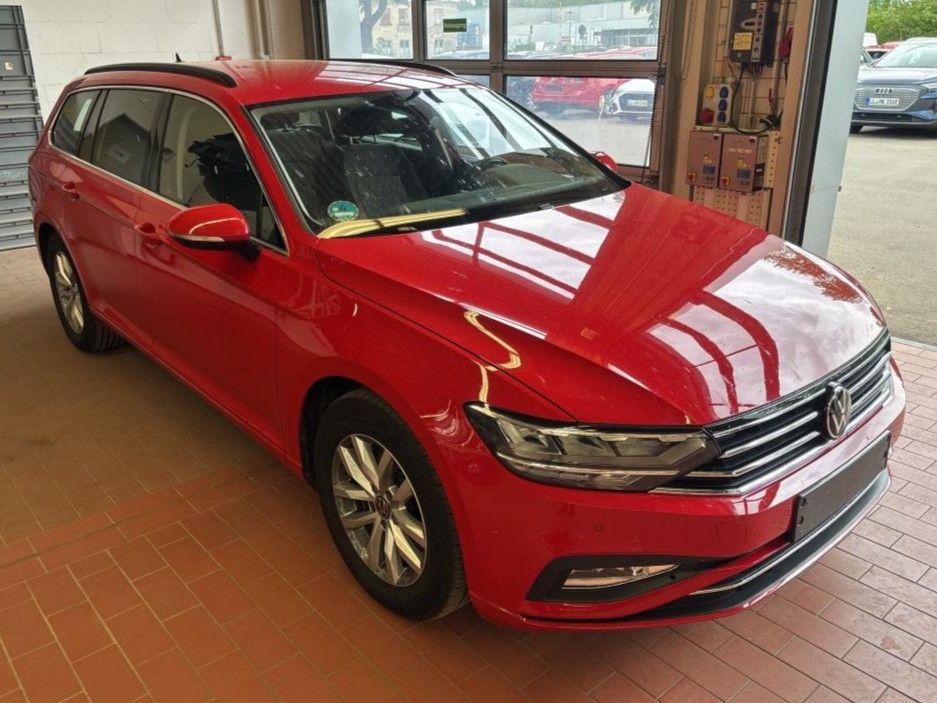 Volkswagen Passat 2024 г. Красный, пробег 44103 км