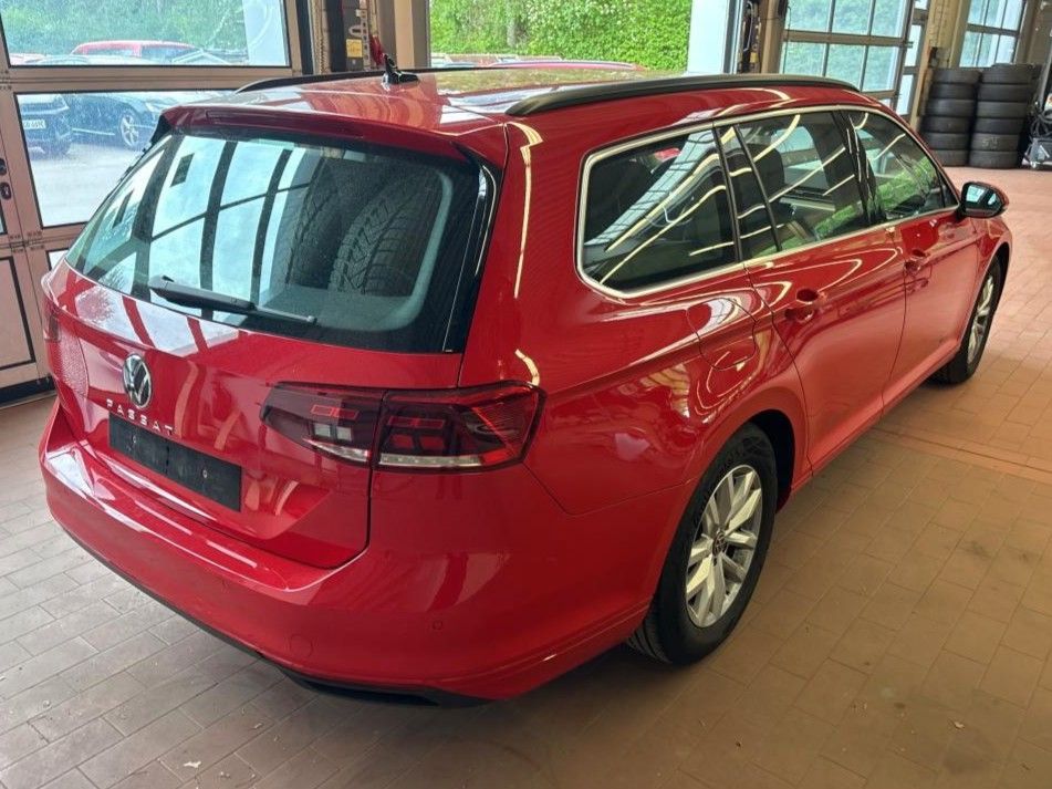 Volkswagen Passat 2024 г. Красный, пробег 44103 км