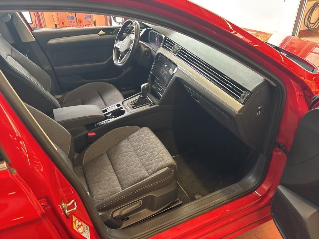 Volkswagen Passat 2024 г. Красный, пробег 44103 км
