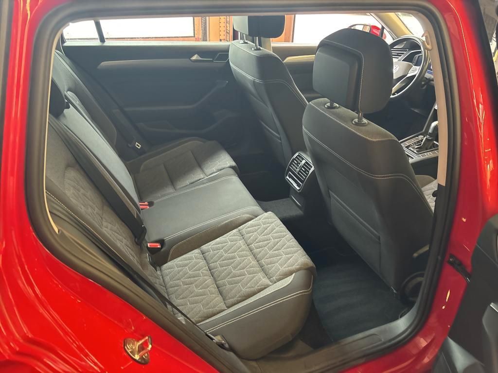 Volkswagen Passat 2024 г. Красный, пробег 44103 км