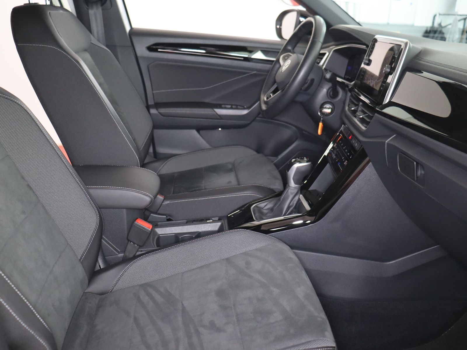 Volkswagen T-Roc 2024 г. Белый, пробег 45780 км