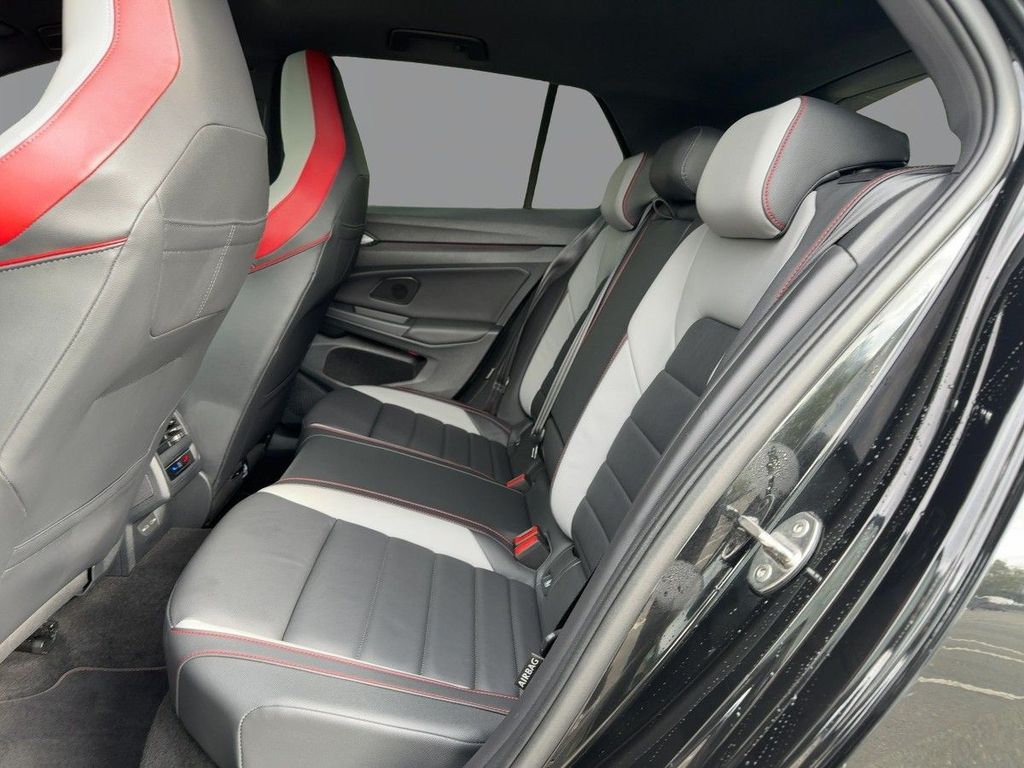 Volkswagen Golf 2024 г. Чёрный, пробег 51097 км