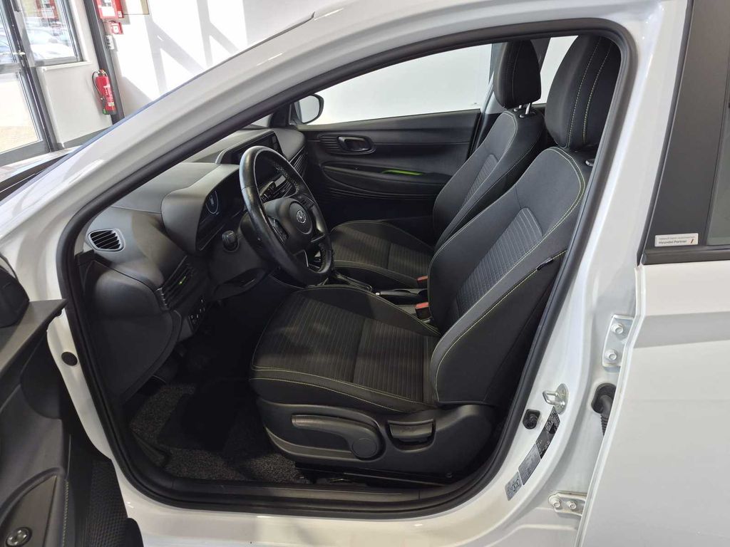 Hyundai i20 2021 г. Белый, пробег 28166 км