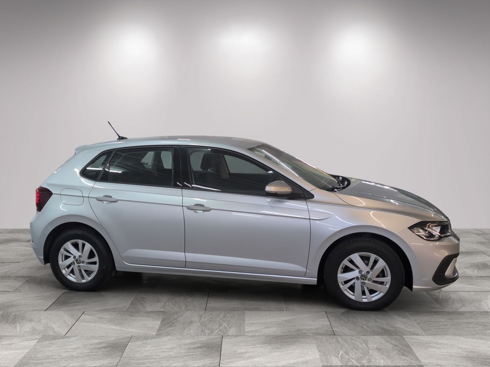 Volkswagen Polo 2023 г. Серебристый, пробег 31920 км