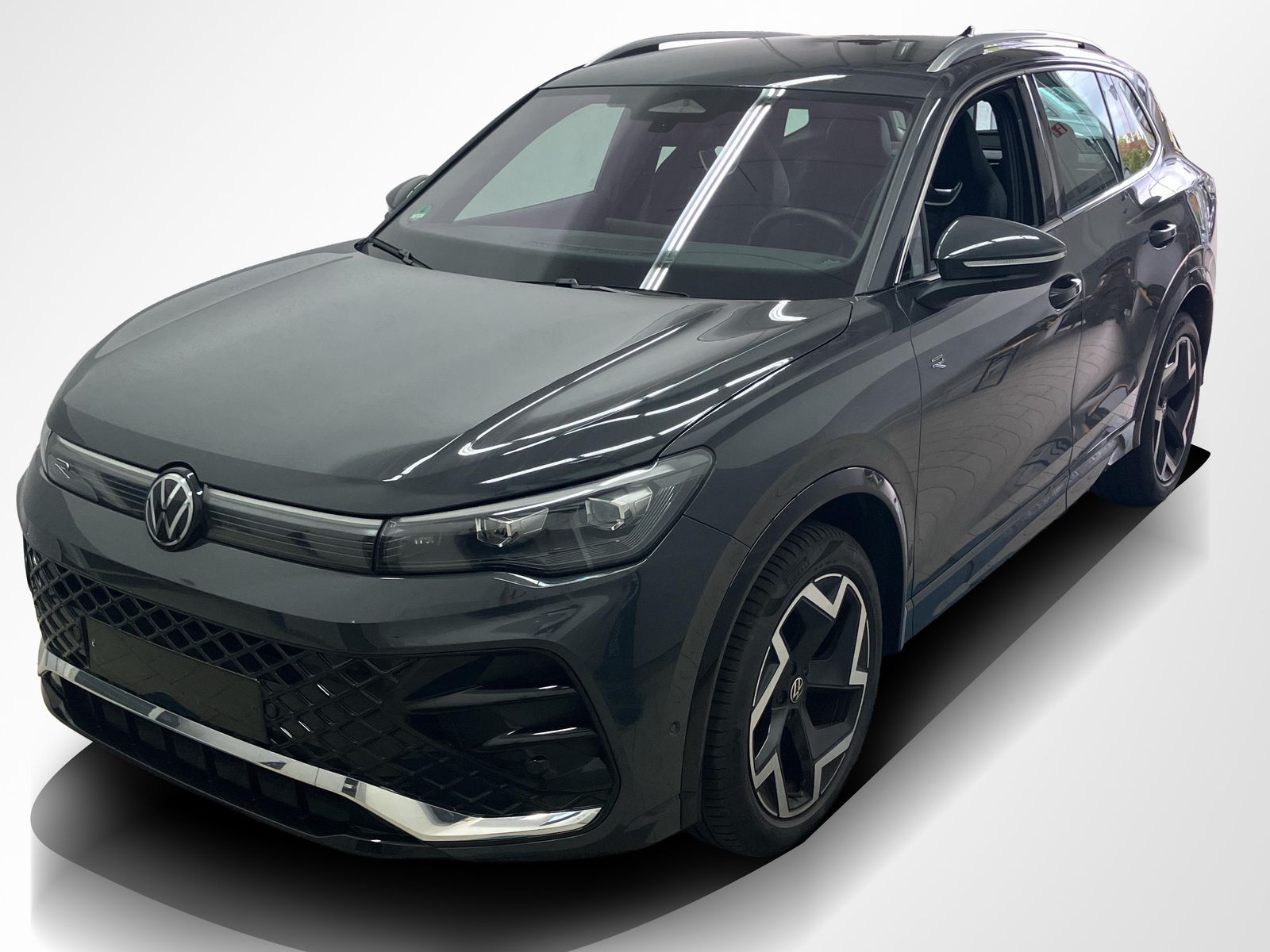 Volkswagen Tiguan 2024 г. Серый, пробег 38650 км
