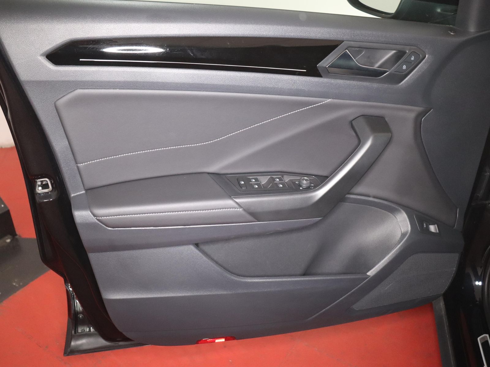Volkswagen T-Roc 2024 г. Чёрный, пробег 51917 км