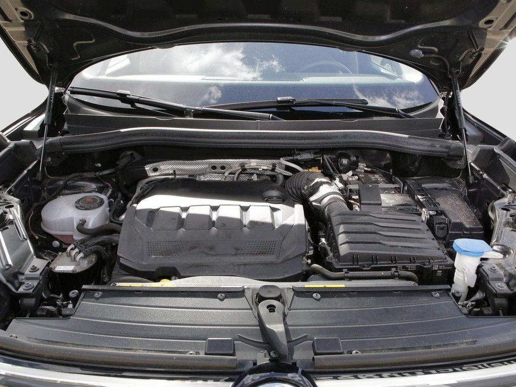 Volkswagen Tiguan 2024 г. Чёрный, пробег 48260 км