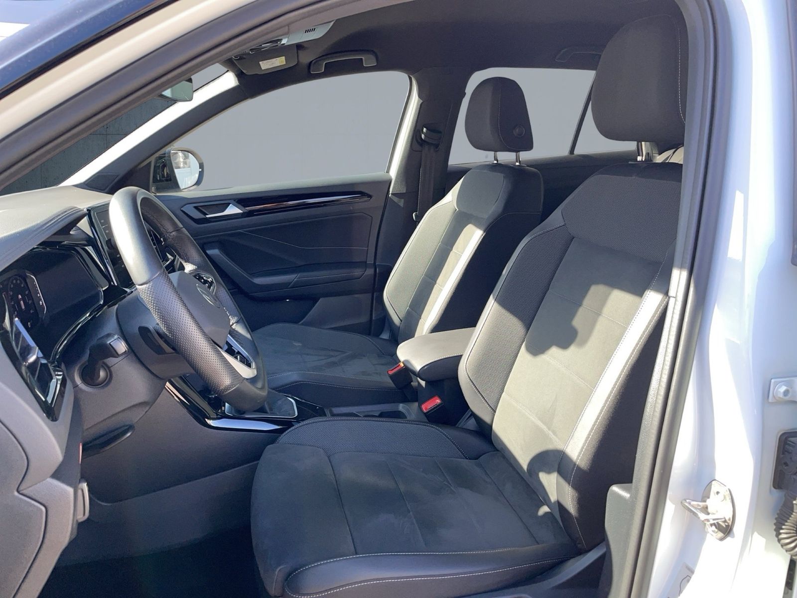 Volkswagen T-Roc 2023 г. Белый, пробег 42226 км