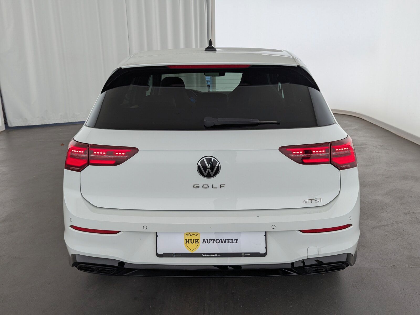 Volkswagen Golf 2024 г. Белый, пробег 21250 км