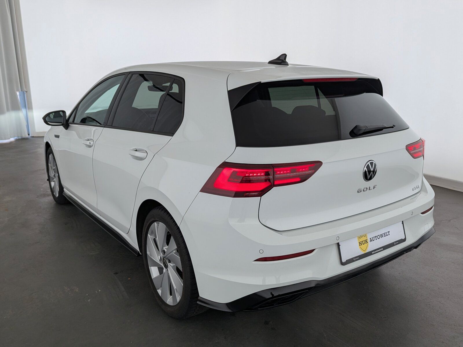 Volkswagen Golf 2024 г. Белый, пробег 21250 км