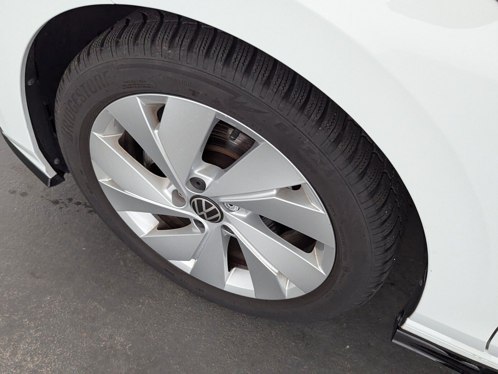 Volkswagen Golf 2024 г. Белый, пробег 21250 км