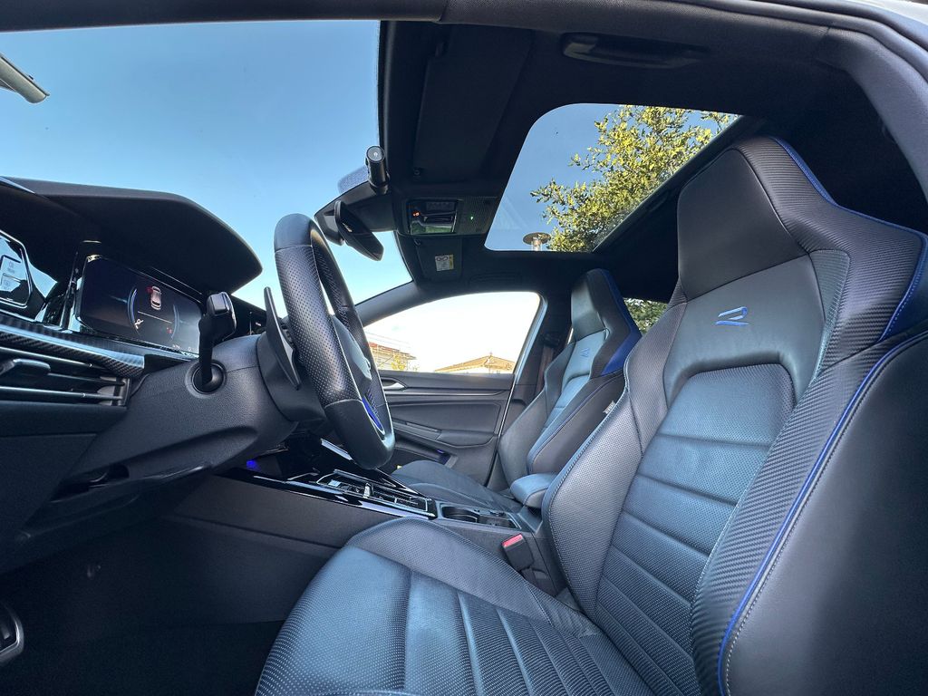 Volkswagen Golf 2023 г. Белый, пробег 35000 км