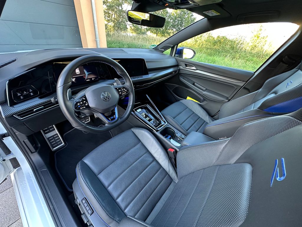 Volkswagen Golf 2023 г. Белый, пробег 35000 км