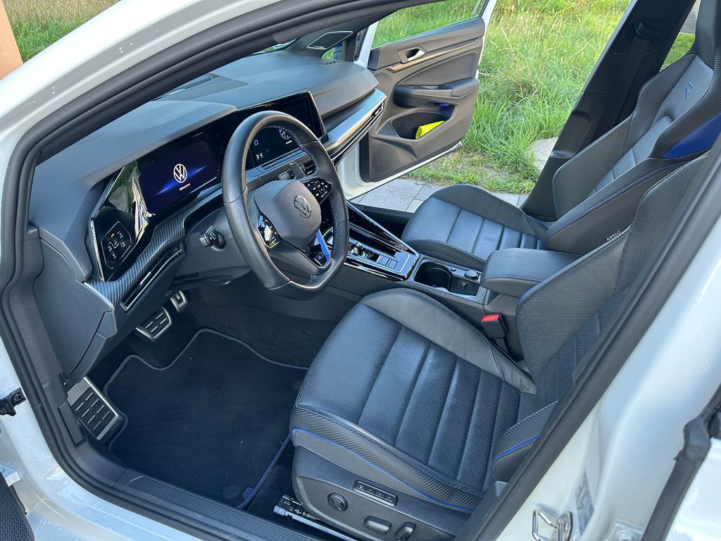 Volkswagen Golf 2023 г. Белый, пробег 35000 км
