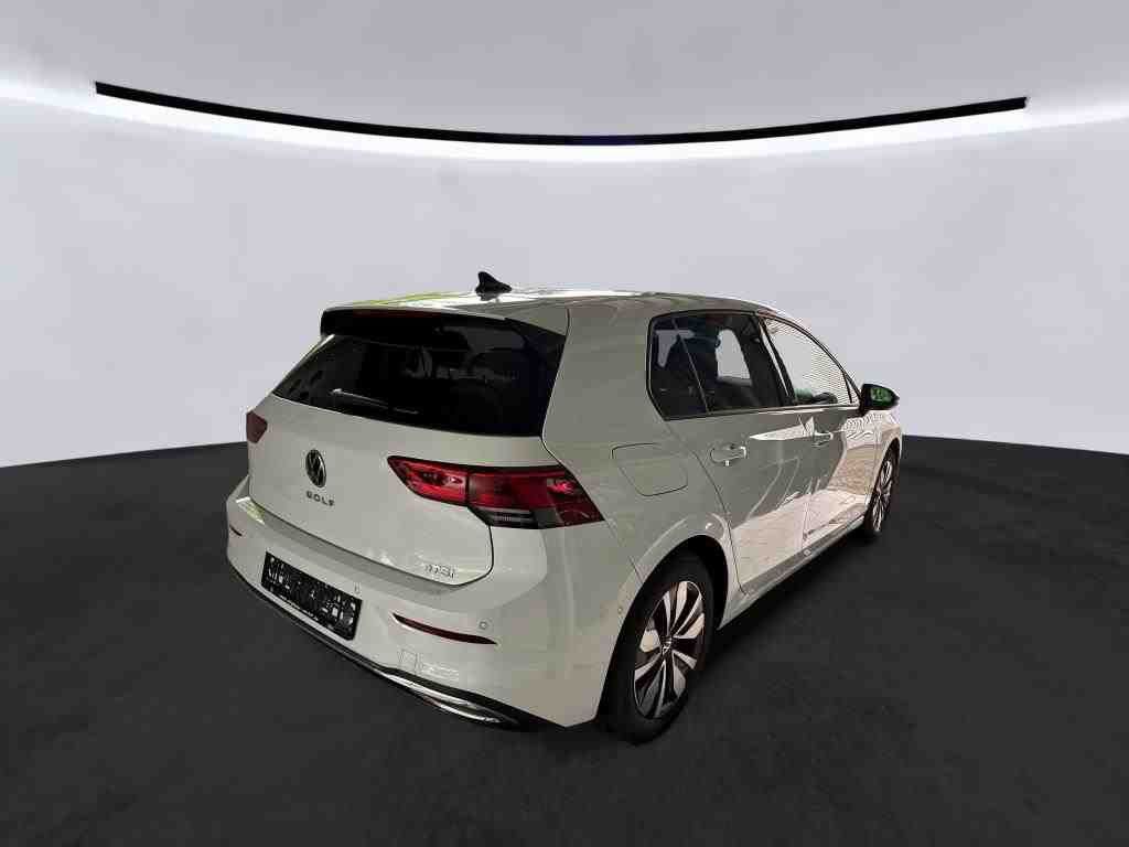 Volkswagen Golf 2023 г. Белый, пробег 26400 км