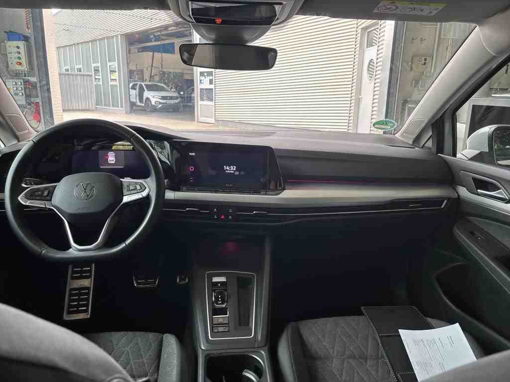 Volkswagen Golf 2023 г. Белый, пробег 26400 км