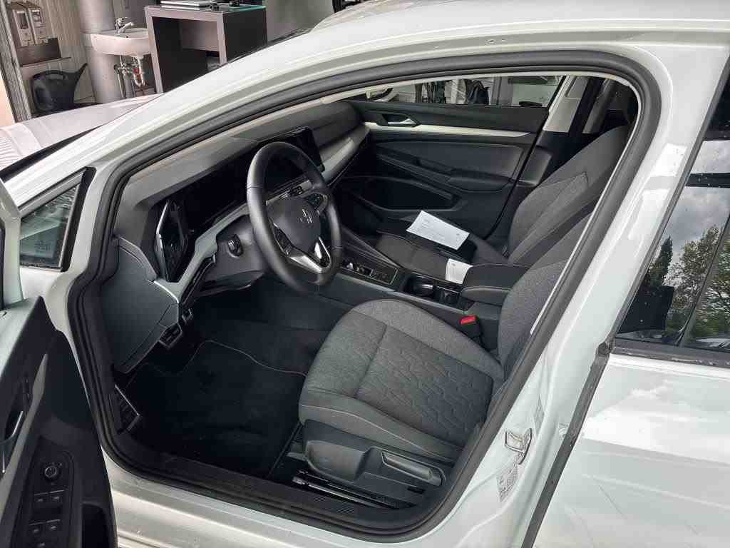 Volkswagen Golf 2023 г. Белый, пробег 26400 км
