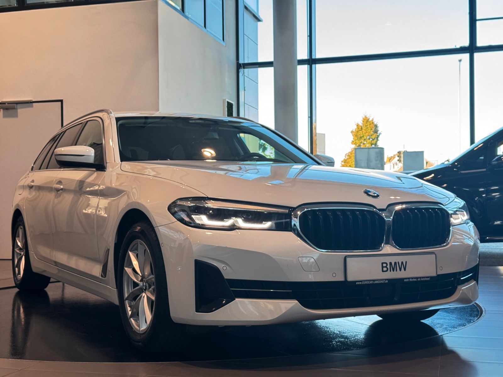 BMW 520 2023 г. Белый, пробег 59346 км