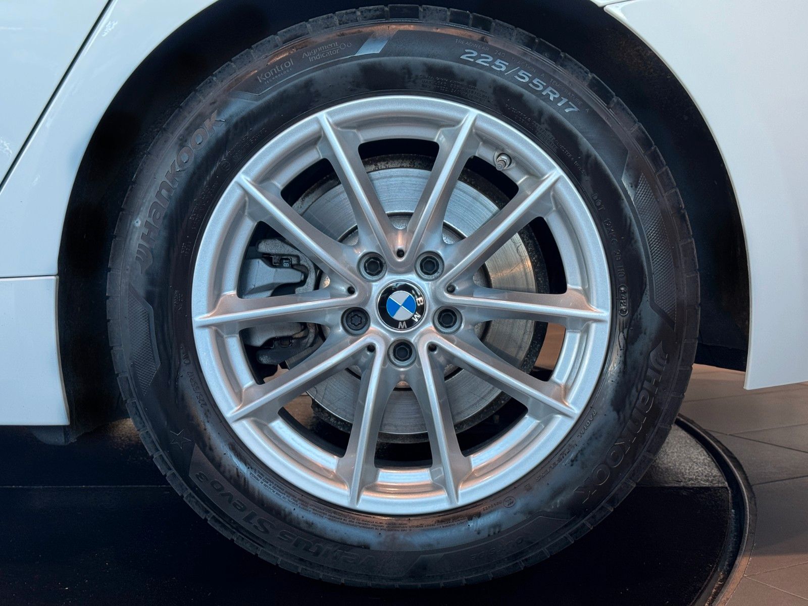 BMW 520 2023 г. Белый, пробег 59346 км