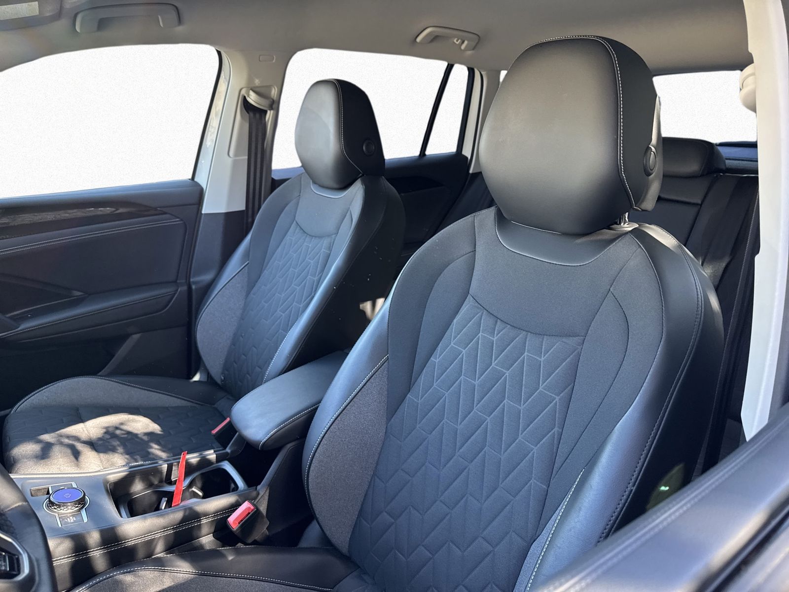 Volkswagen Tiguan 2025 г. Белый, пробег 29500 км