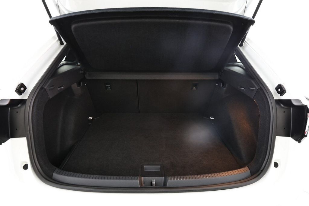 Volkswagen Taigo 2024 г. Белый, пробег 20984 км