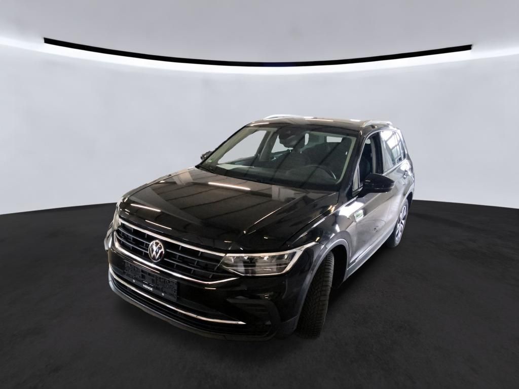 Volkswagen Tiguan 2023 г. Чёрный, пробег 49812 км
