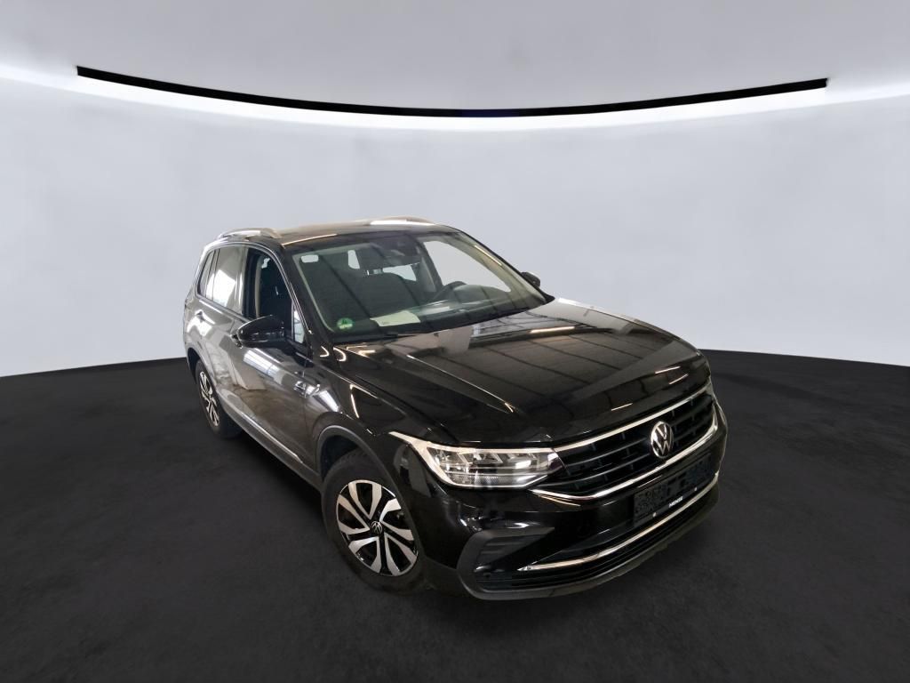 Volkswagen Tiguan 2023 г. Чёрный, пробег 49812 км