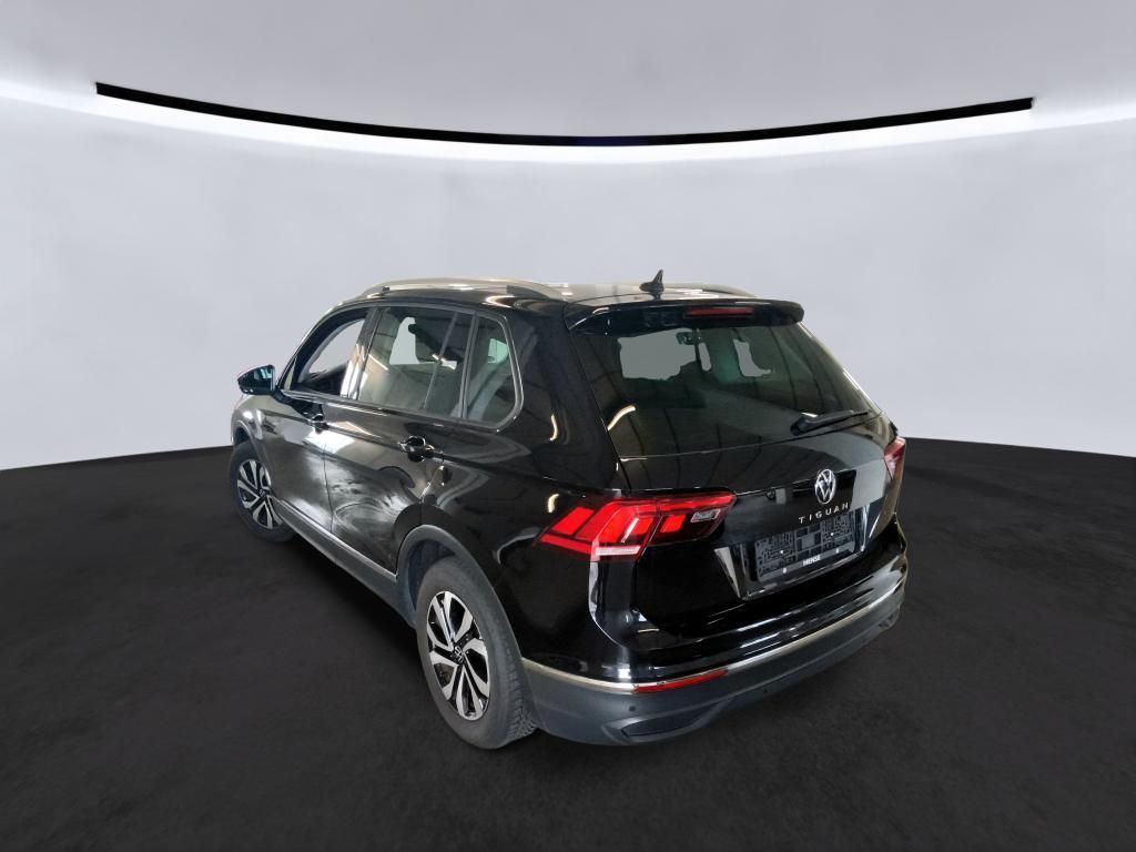 Volkswagen Tiguan 2023 г. Чёрный, пробег 49812 км