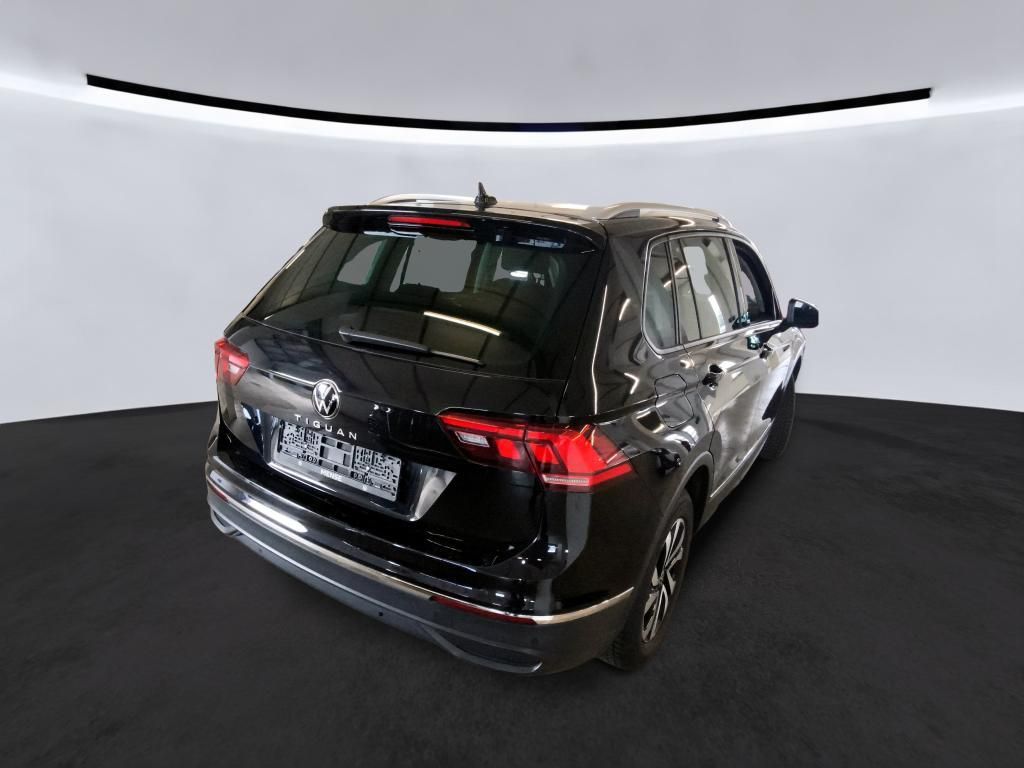 Volkswagen Tiguan 2023 г. Чёрный, пробег 49812 км