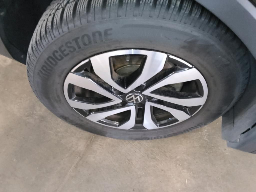 Volkswagen Tiguan 2023 г. Чёрный, пробег 49812 км