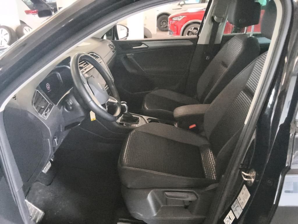 Volkswagen Tiguan 2023 г. Чёрный, пробег 49812 км