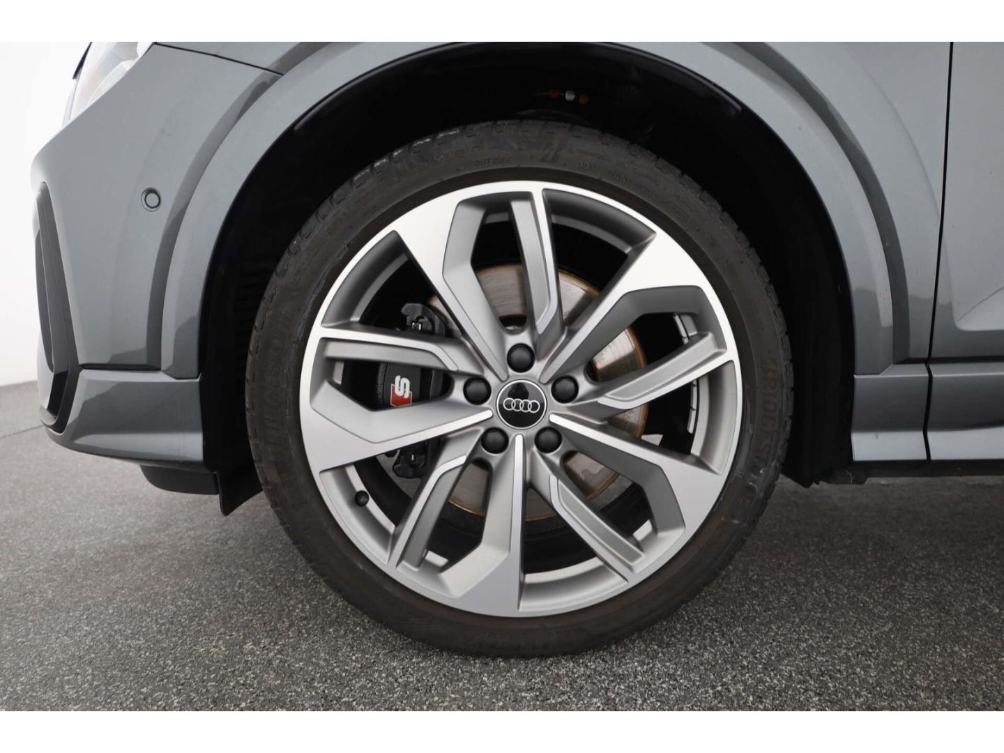 Audi SQ2 2023 г. Серый, пробег 32031 км