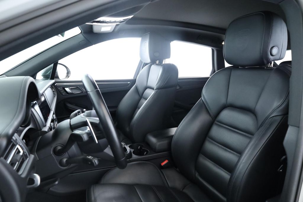 Porsche Macan 2024 г. Серый, пробег 38300 км
