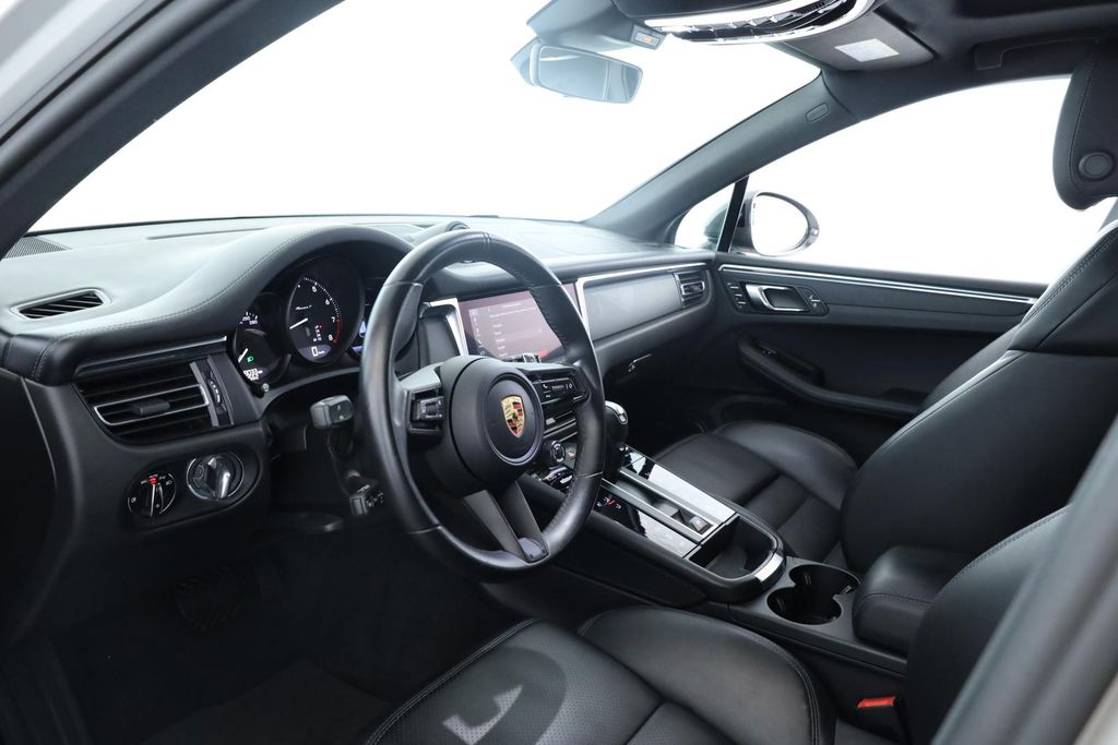 Porsche Macan 2024 г. Серый, пробег 38300 км