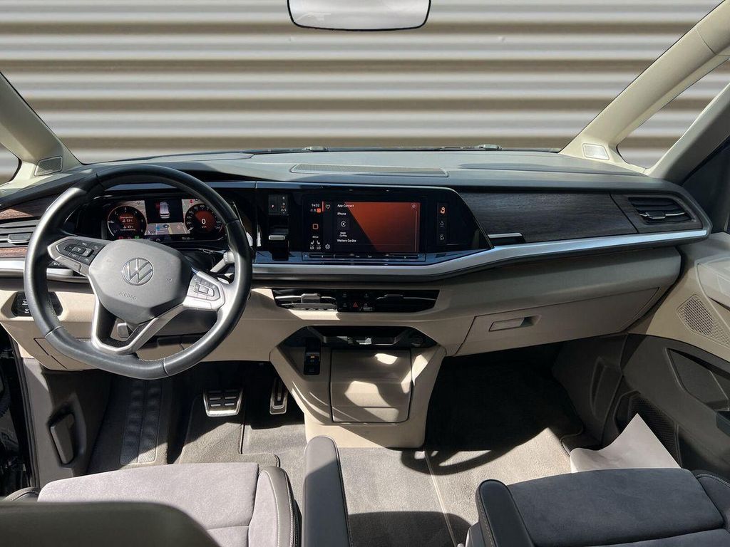 Volkswagen T7 MULTIVAN 2023 г. Чёрный, пробег 52970 км