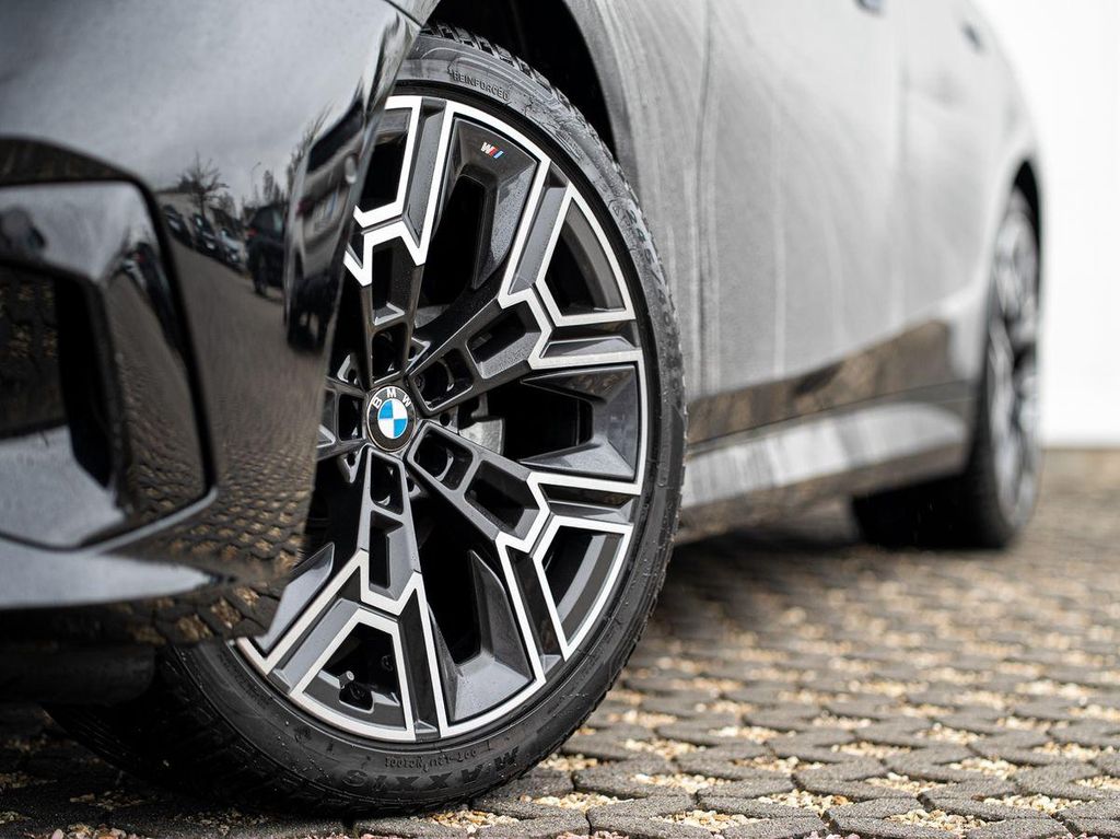 BMW 520 2025 г. Чёрный, пробег 25990 км